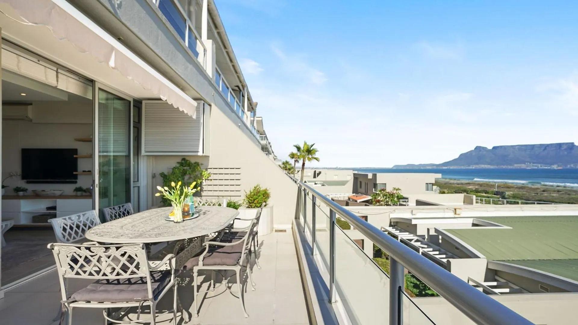 Dolphin Beach H106 By Hostagents Bloubergstrand 0*,  South Africa