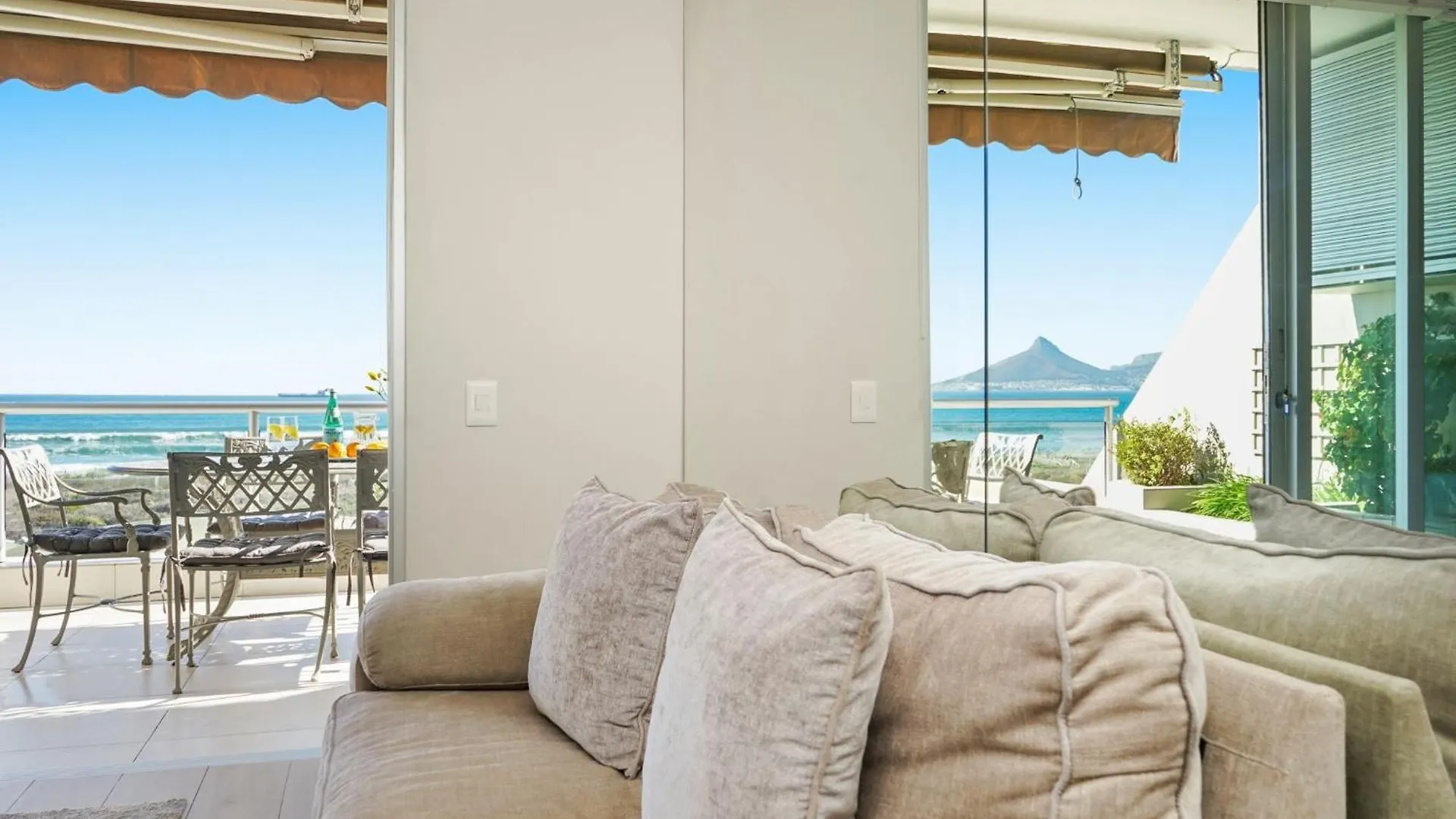 Apartment Dolphin Beach H106 By Hostagents Bloubergstrand South Africa