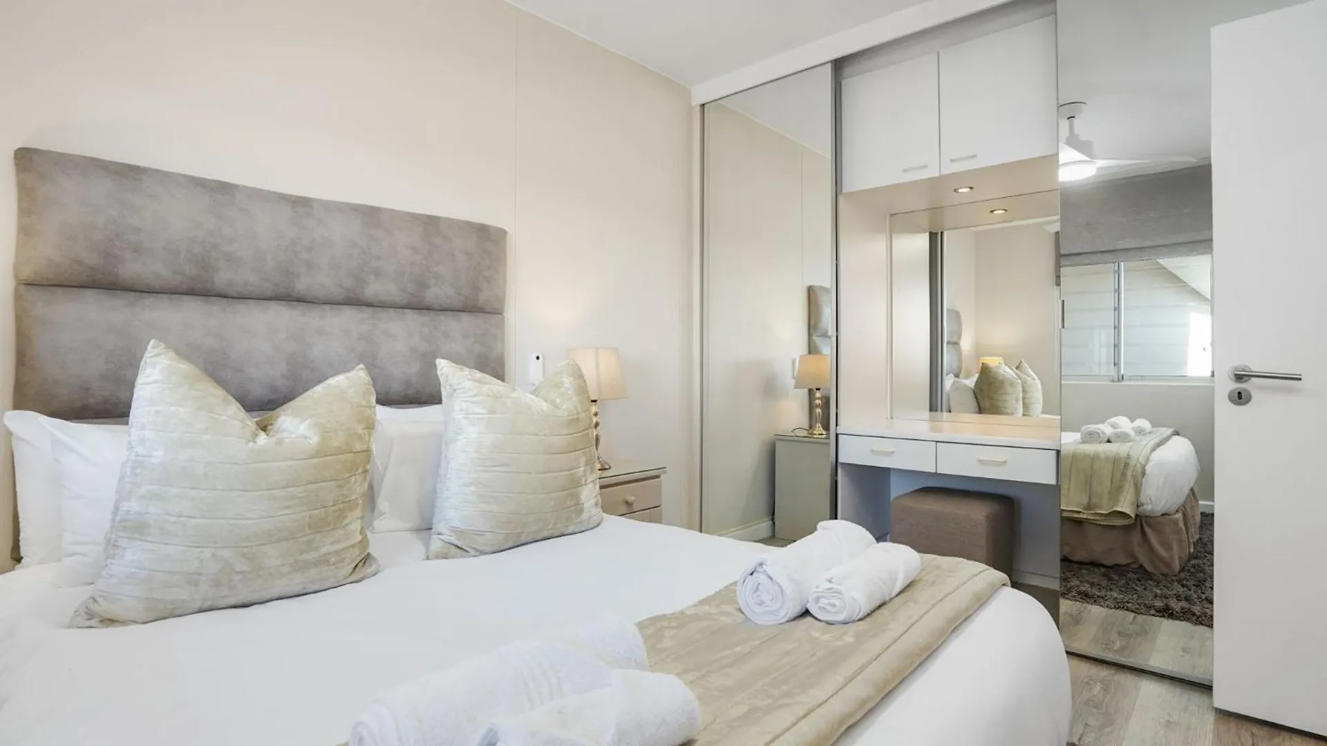 Dolphin Beach H106 By Hostagents Bloubergstrand