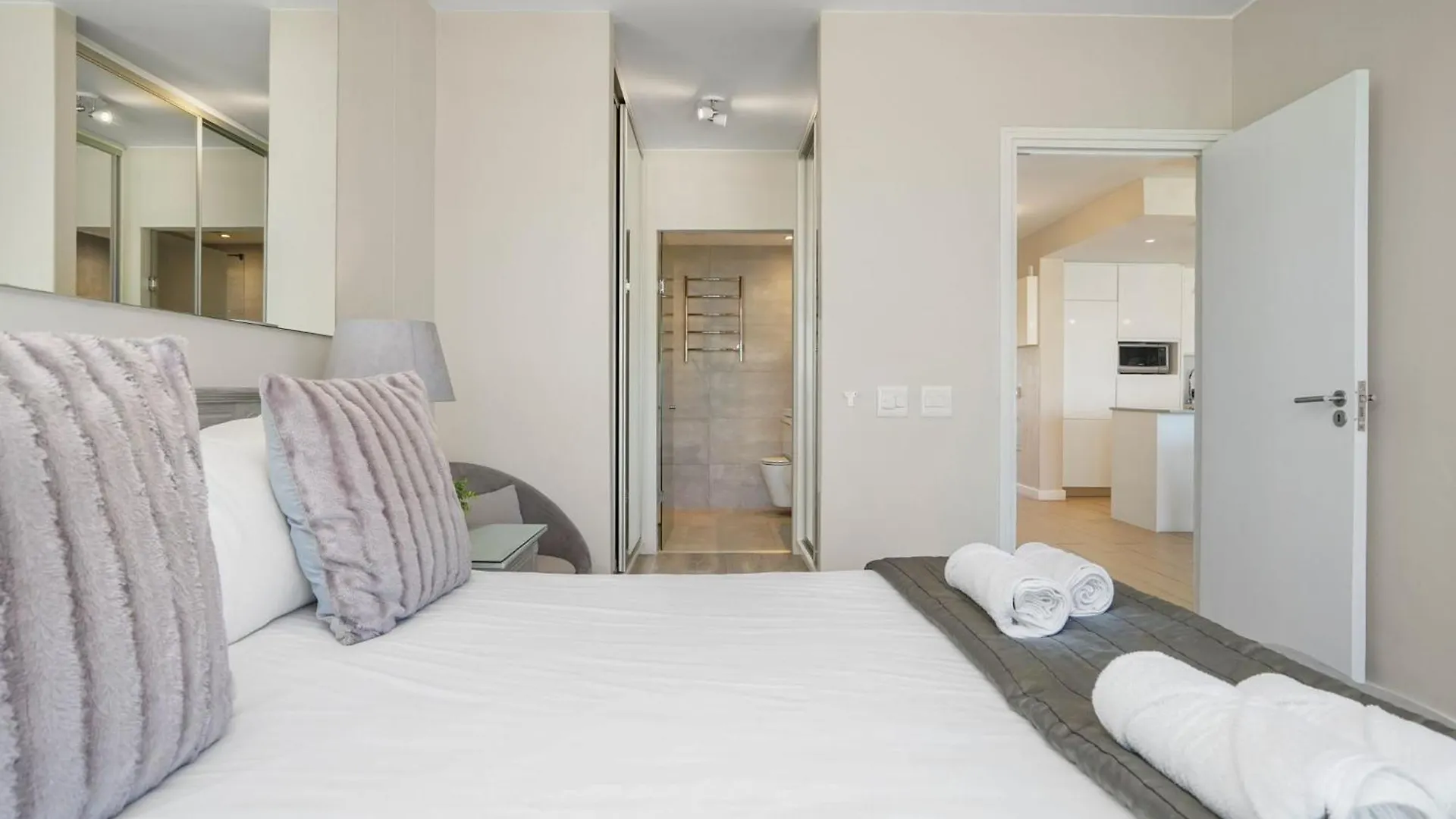 Dolphin Beach H106 By Hostagents Bloubergstrand 0*,  South Africa